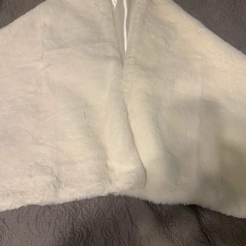 Elegant White Faux Fur Wrap